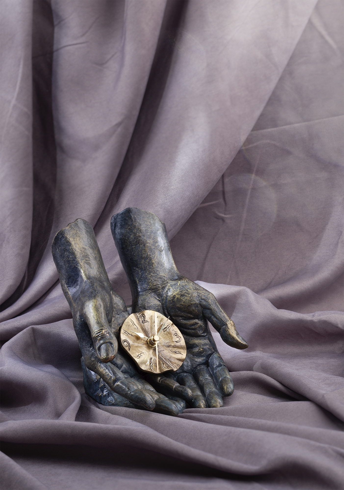 Скульптура "Время в твоих руках", зеленый с золотом, камень