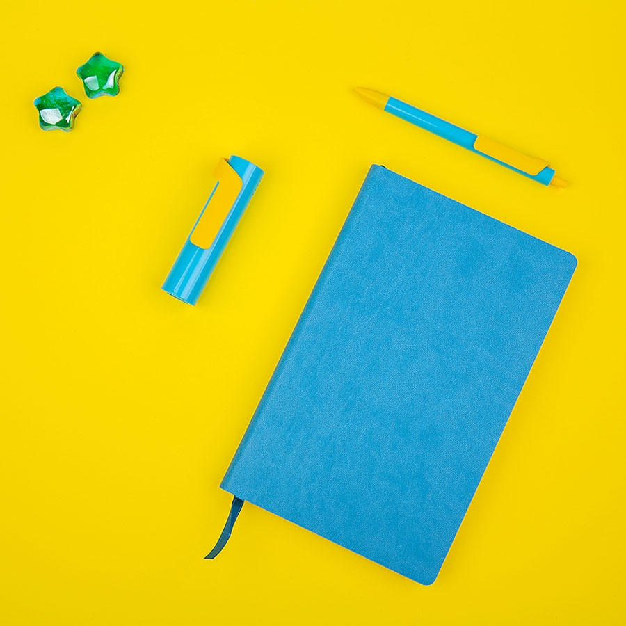 Набор COLORSPRING: аккумулятор, ручка, бизнес-блокнот, коробка со стружкой, голубой/желтый, голубой, желтый, несколько материалов