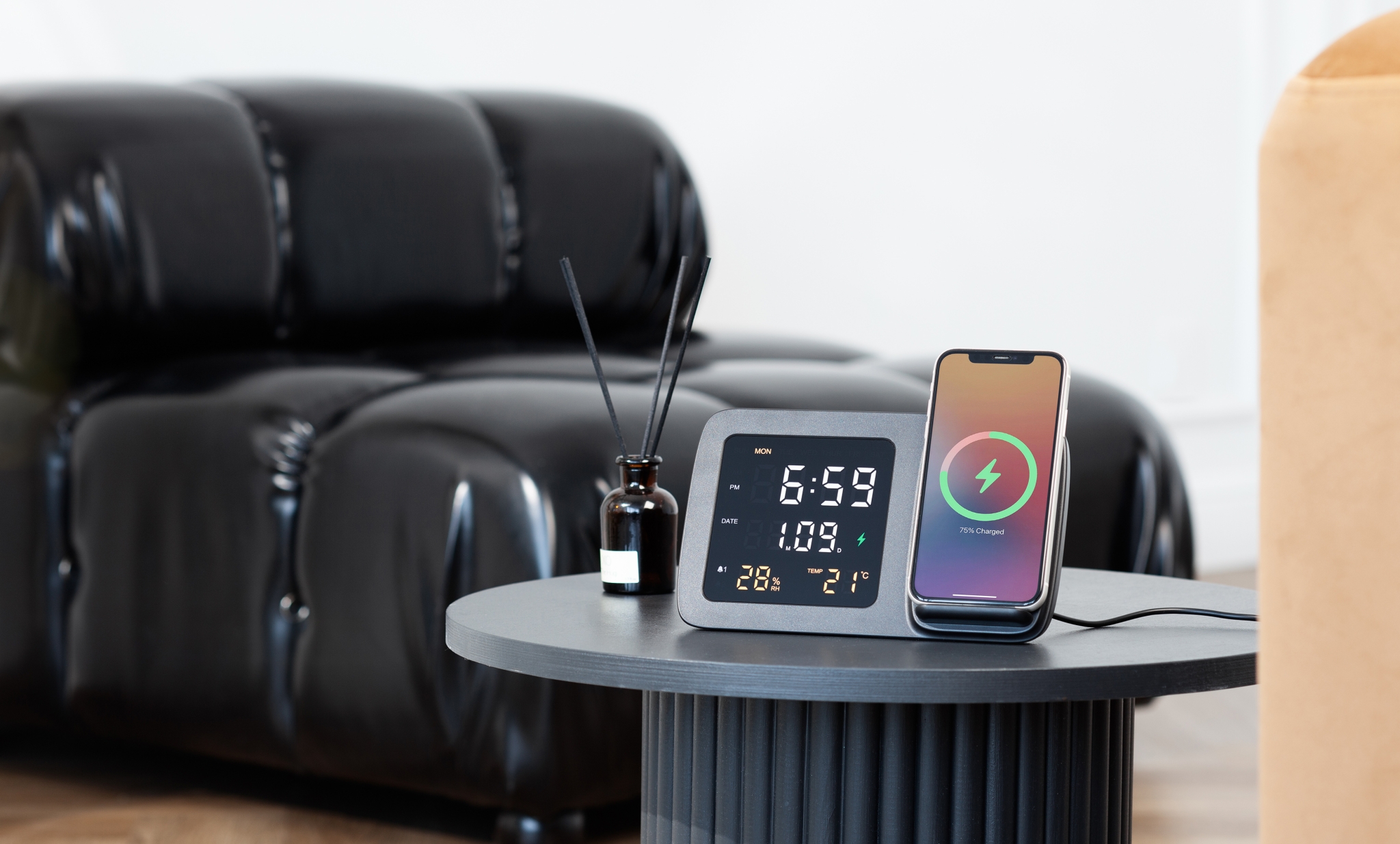 Настольные часы "Smart Screen" с беспроводным (15W) зарядным устройством, гигрометром, термометром, календарём, с подсветкой логотипа, черный, пластик