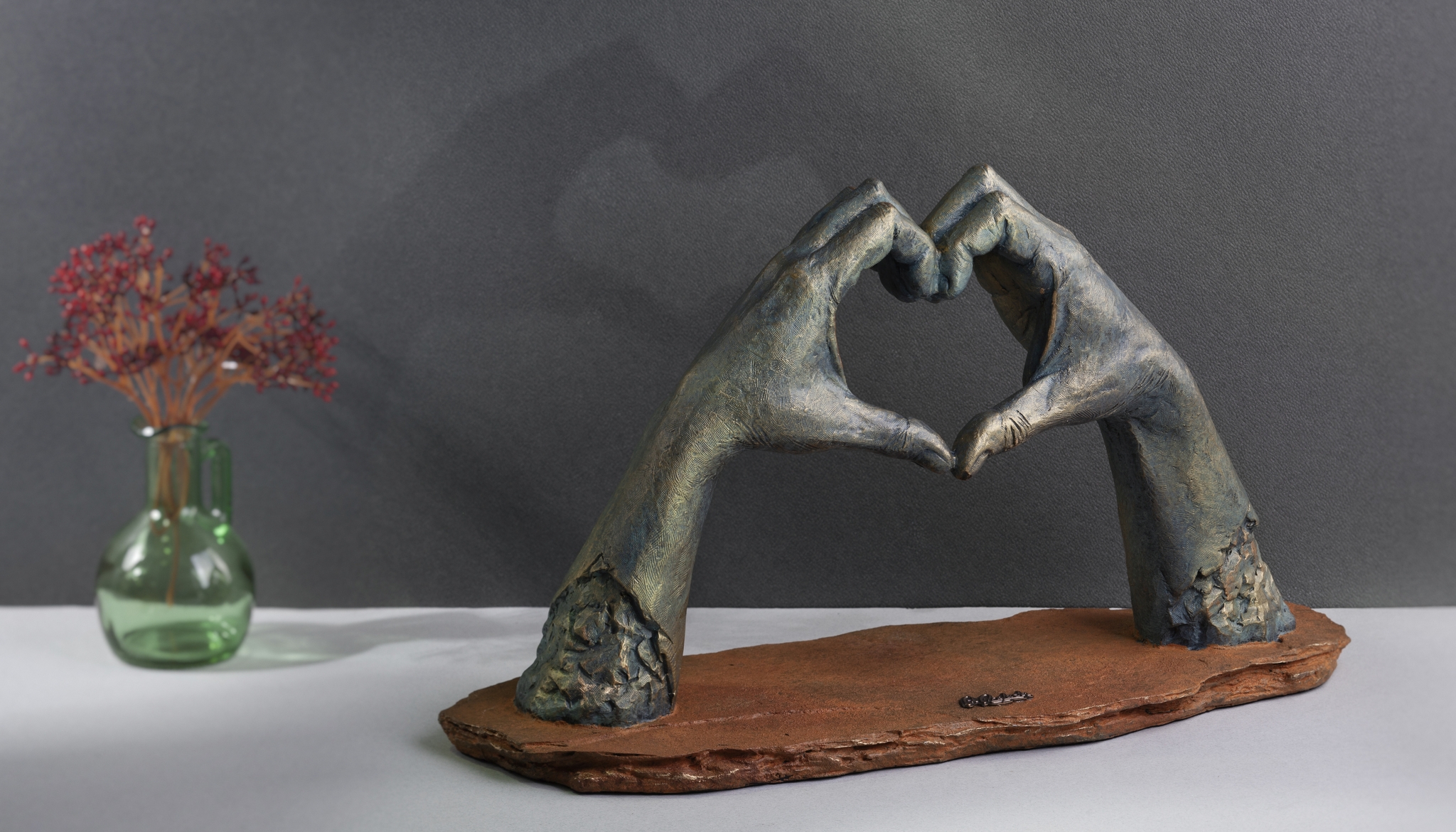 Скульптура "Люблю", коричневый, искусственный камень