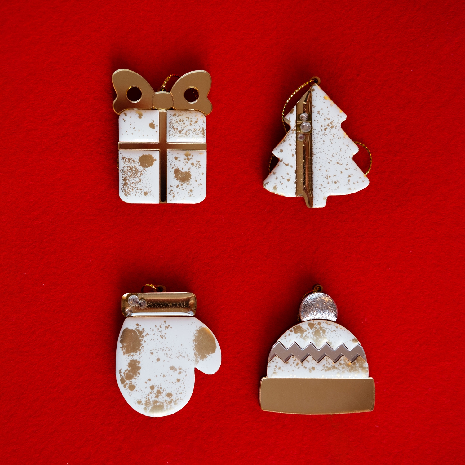 Ёлочная игрушка Подарочек (белый с золотым ), белый с золотым, дерево, акрил