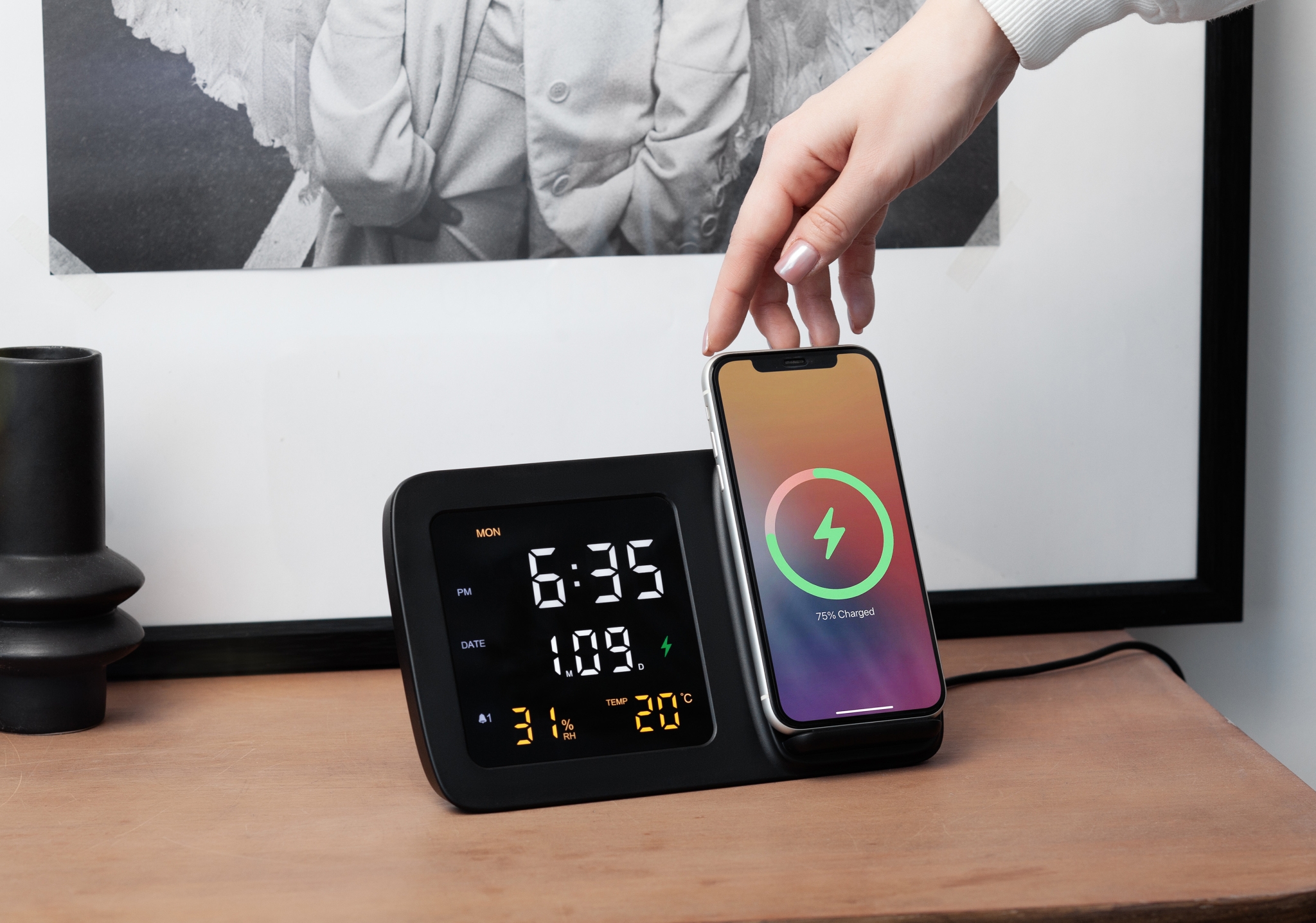 Настольные часы "Smart Screen" с беспроводным (15W) зарядным устройством, гигрометром, термометром, календарём, с подсветкой логотипа, черный, пластик
