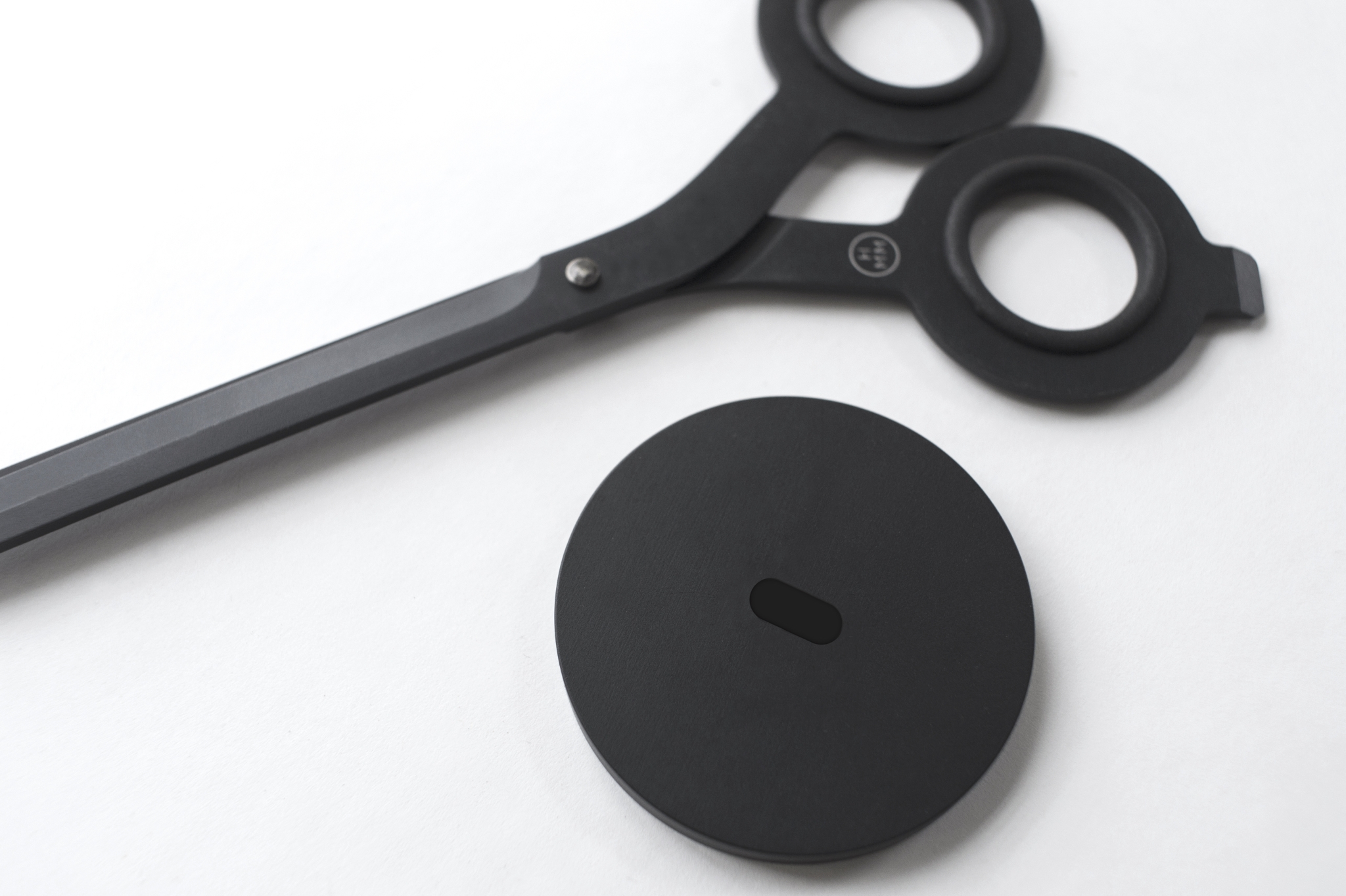 Настольные ножницы на магнитной подставке SCISSORS BLACK черные, #000000, японская нержавеющая сталь