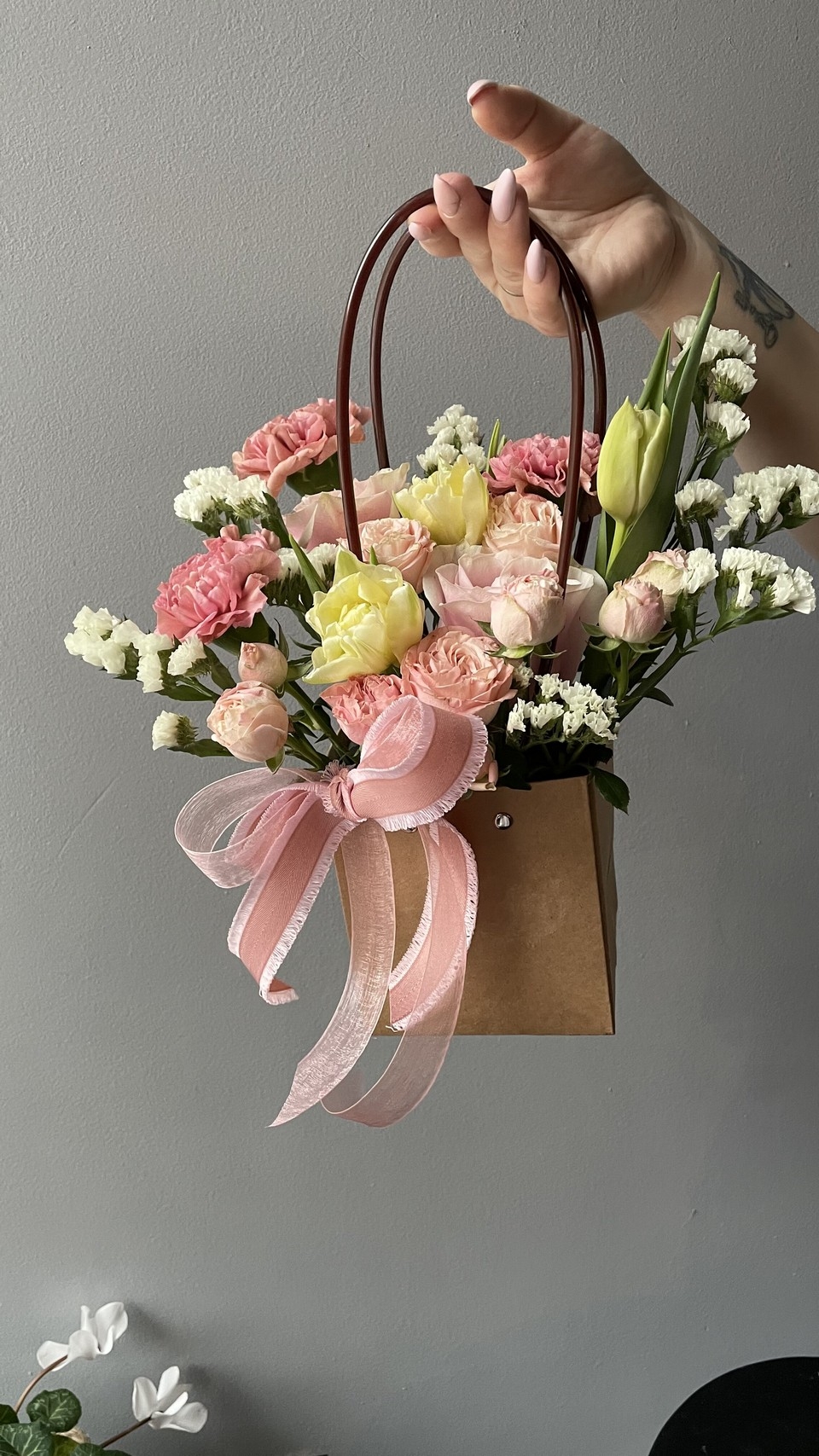 Весенняя композиция из свежих цветов в сумочке