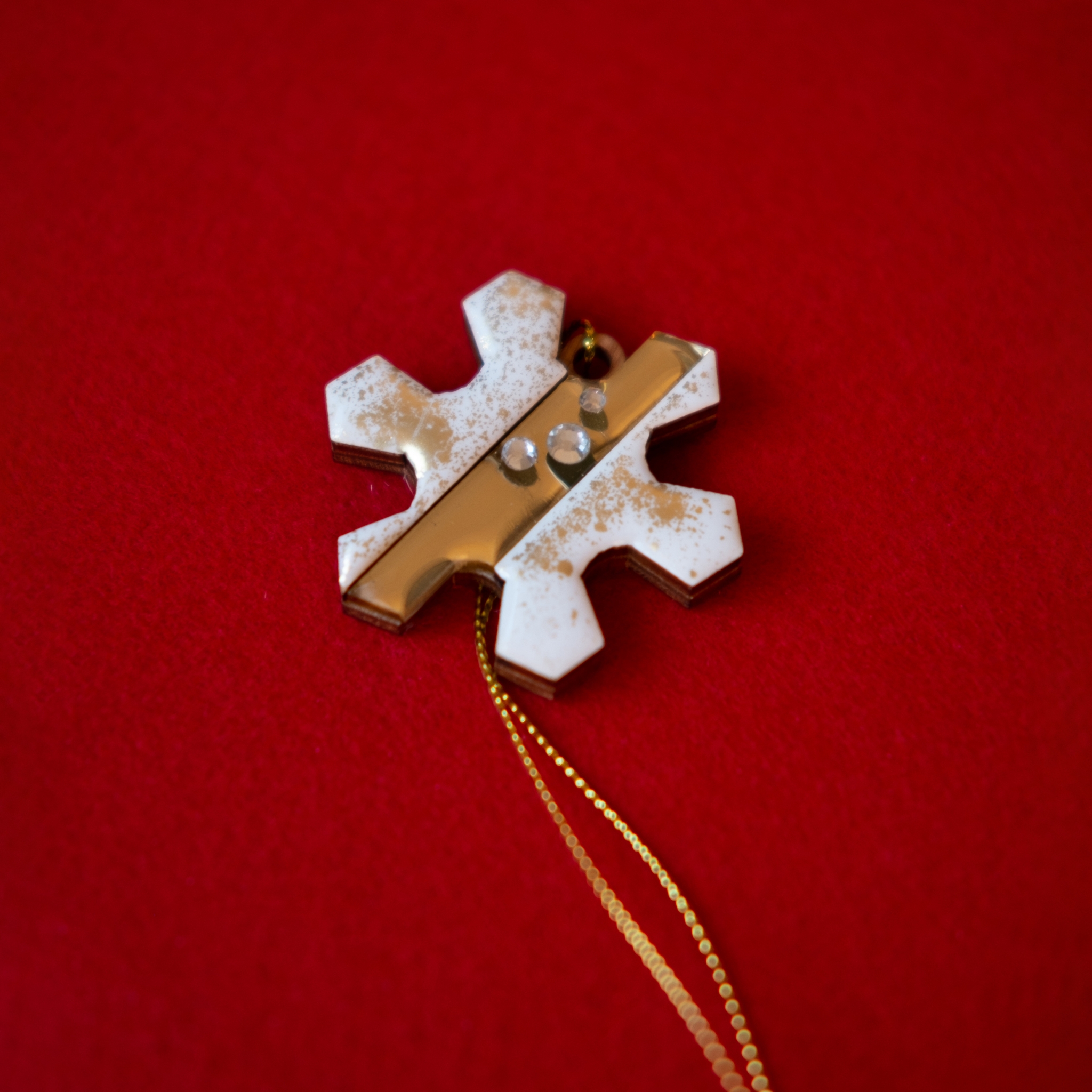 Ёлочная игрушка Снежинка (белый с золотым ), белый с золотым, дерево, акрил