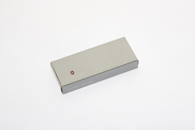 Коробка для ножей VICTORINOX 58 мм толщиной 1-2 уровня, картонная, серебристая Коробка для ножей VICTORINOX 58 мм толщиной 1-2 уровня, картонная, серебристая