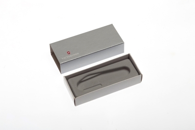 Коробка для ножей VICTORINOX 91 мм толщиной 4-5 уровней, картонная, серебристая Коробка для ножей VICTORINOX 91 мм толщиной 4-5 уровней, картонная, серебристая