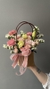 Весенняя композиция из свежих цветов в сумочке