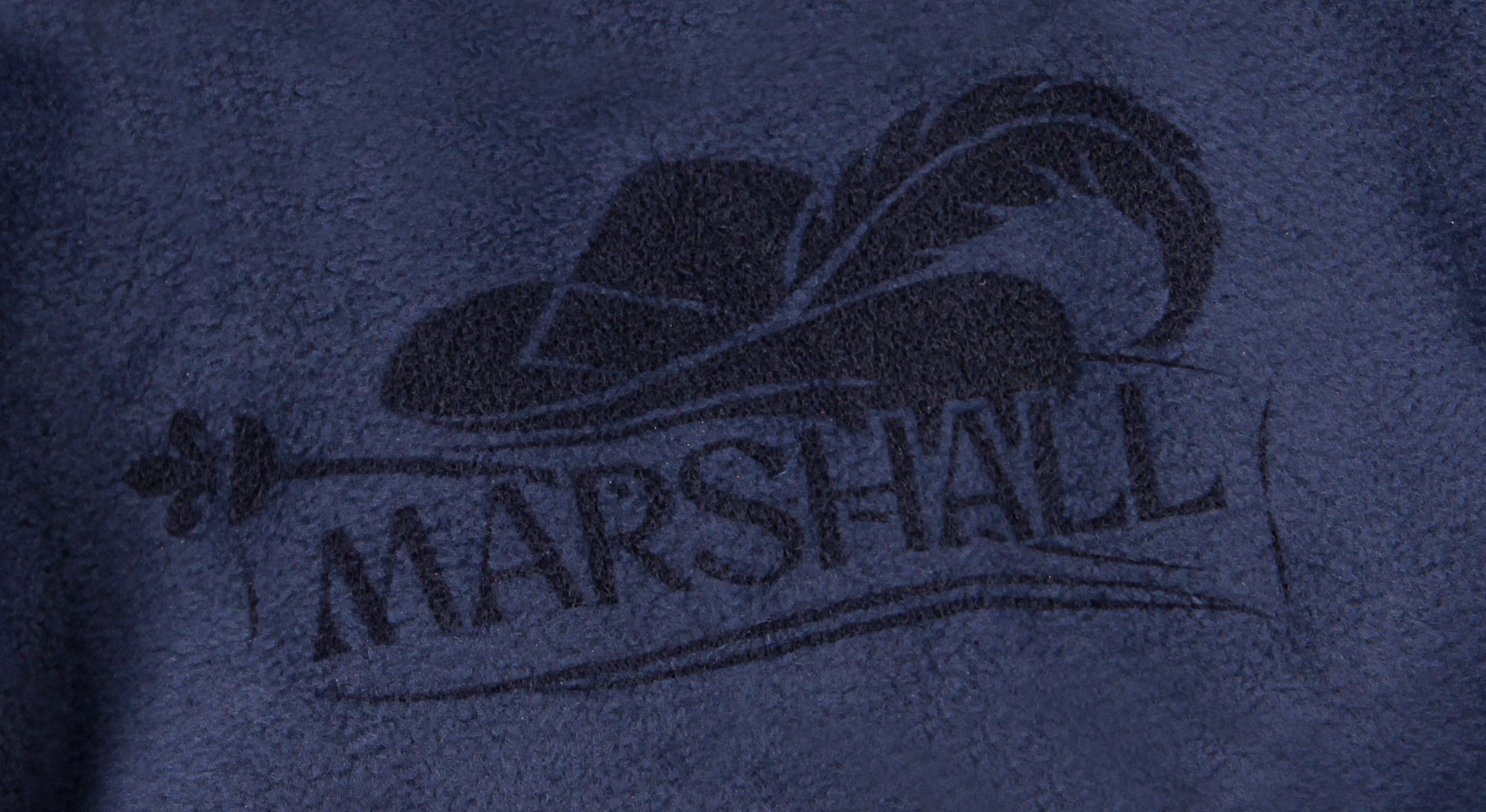 Крупный план гравировки логотипа MARSHALL на флисе